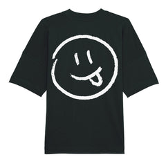 Das Premium Oversize Blast "Smiley" T-Shirt von MarketPrint: Schwarzes Bio-Baumwollshirt mit großem, handgezeichnetem weißen Smiley und herausgestreckter Zunge vorne.