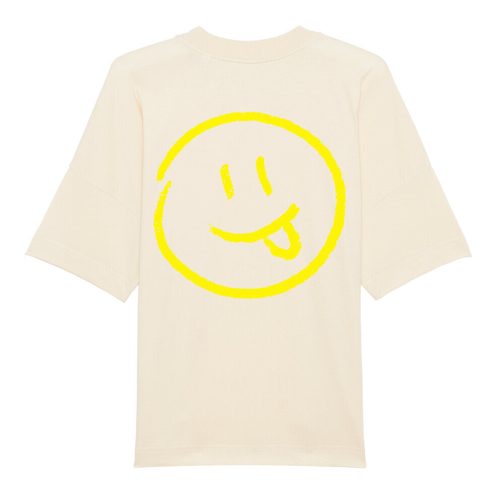 Der MarketPrint Premium Oversize Blast "Smiley" präsentiert sich in einem cremefarbenen, lässigen Stil mit einem großen gelben, handgezeichneten Smiley-Gesicht mit herausgestreckter Zunge auf der Rückseite.