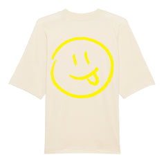 Der MarketPrint Premium Oversize Blast "Smiley" präsentiert sich in einem cremefarbenen, lässigen Stil mit einem großen gelben, handgezeichneten Smiley-Gesicht mit herausgestreckter Zunge auf der Rückseite.
