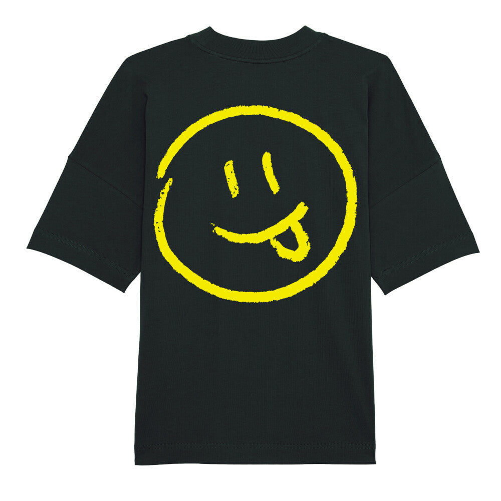 Das Premium Oversize Blast "Smiley" T-Shirt von MarketPrint besteht aus Bio-Baumwolle und zeigt ein großes gelbes Smiley-Gesicht mit herausgestreckter Zunge auf der Front.