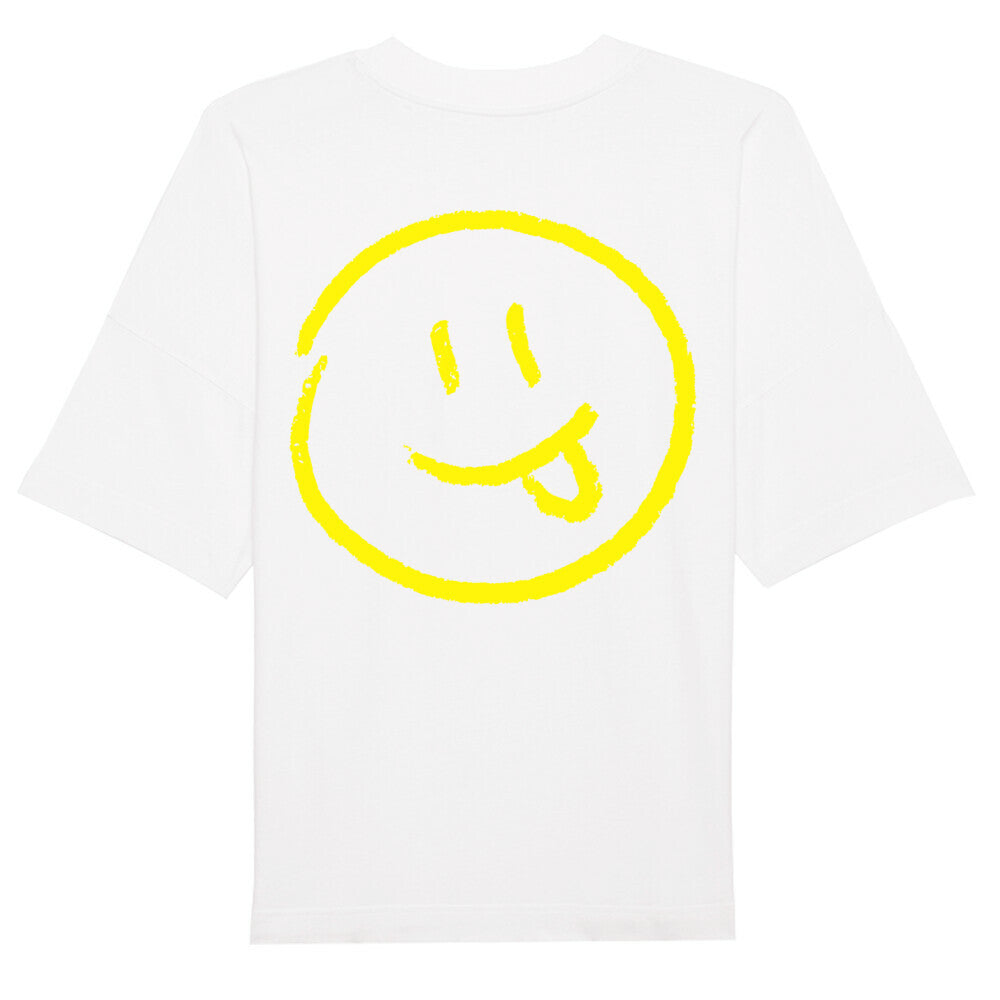 Das Premium Oversize Blast "Smiley" T-Shirt von MarketPrint besteht aus Bio-Baumwolle und zeigt einen großen, handgezeichneten gelben Smiley mit herausgestreckter Zunge auf dem Rücken.