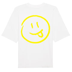 Das Premium Oversize Blast "Smiley" T-Shirt von MarketPrint besteht aus Bio-Baumwolle und zeigt einen großen, handgezeichneten gelben Smiley mit herausgestreckter Zunge auf dem Rücken.