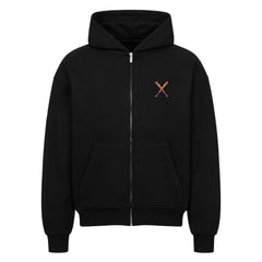 Der MarketPrint Oversized Zipper Hoodie "Baseball" ist schwarz mit einer Fronttasche und einem kleinen rot-braunen gekreuzten Fledermaus-Emblem auf der linken Brust. Er ist aus 100% Baumwolle gefertigt und hat einen übergroßen Schnitt für ultimativen Komfort.