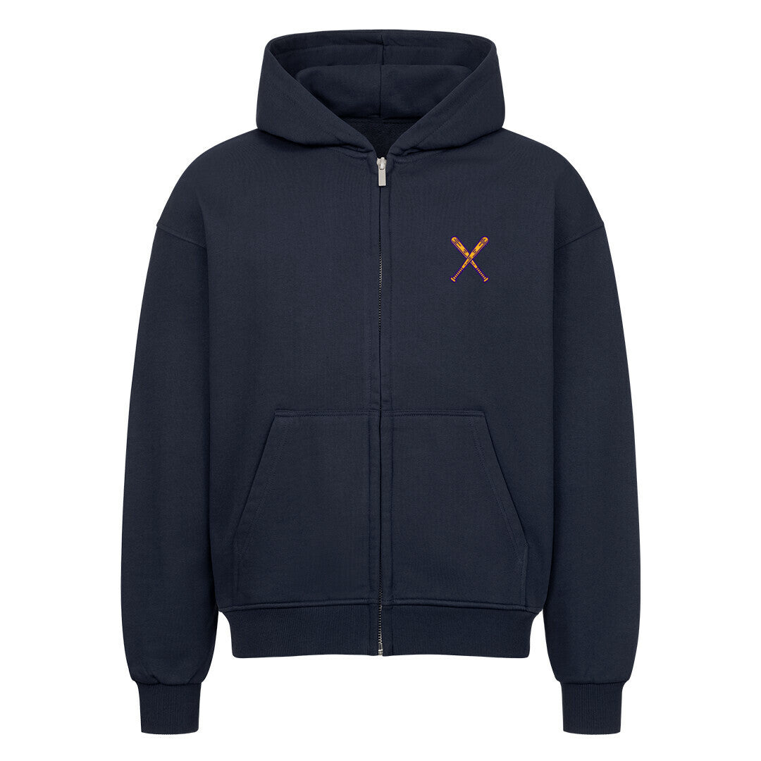 Der MarketPrint Oversized Zipper Hoodie "Baseball" in navy hat eine Kapuze, Fronttaschen und eine kleine Stickerei mit gekreuzten Schlägern auf der linken Brust. Hergestellt aus 100% Baumwolle in einer übergroßen Passform. Abgebildet vor einem weißen Hintergrund.