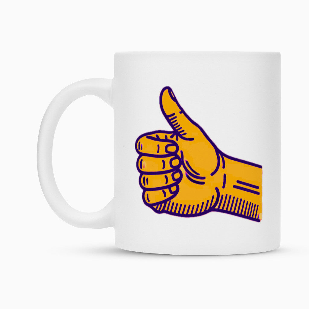Die Tasse "Daum hoch" von MarketPrint ist eine weiße Keramiktasse, die eine gelbe Hand mit lila Umrissen zeigt, die den Daumen nach oben zeigt.