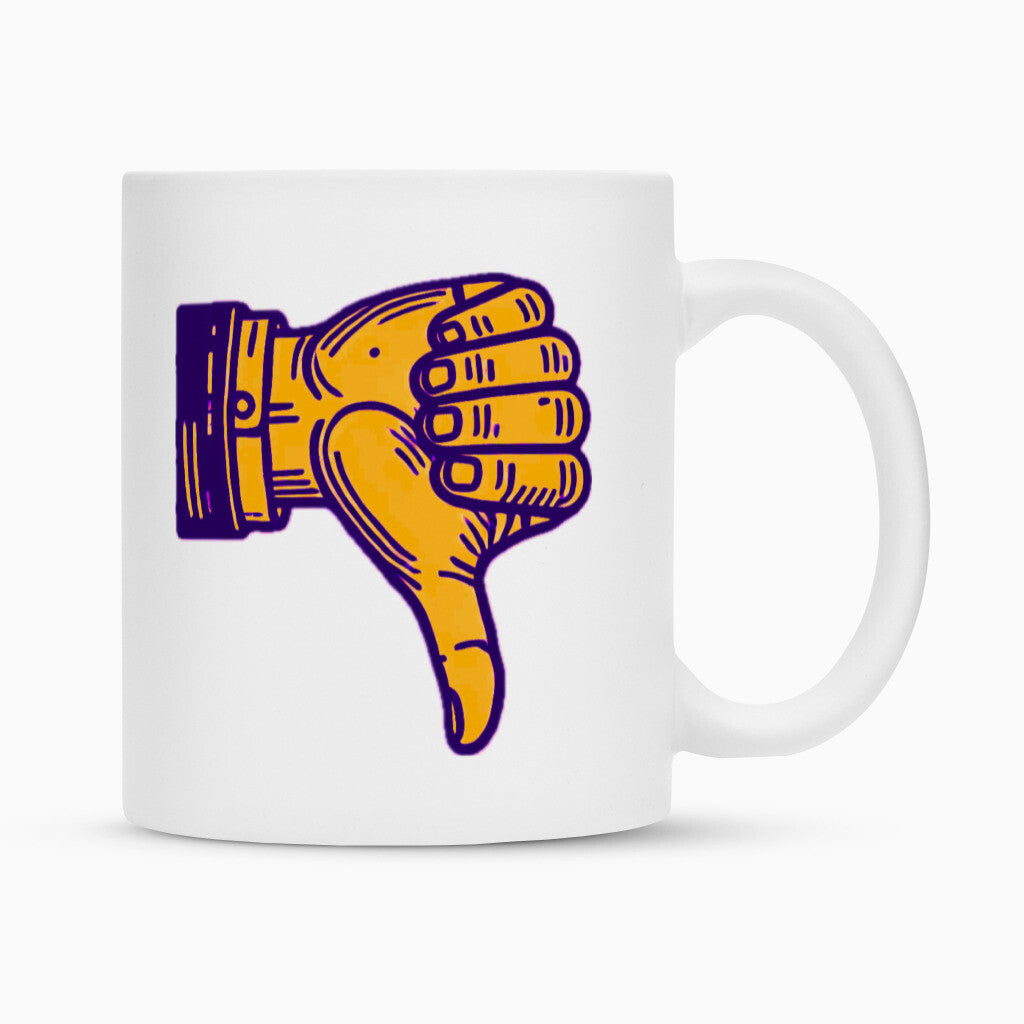 Die MarketPrint Tasse "Daum runter" ist eine weiße Keramik Tasse mit Duraglaze-Beschichtung, die eine Illustration einer Hand mit gelber Innenfläche und lilaner Kontur im Daumen-runter-Gestus zeigt.