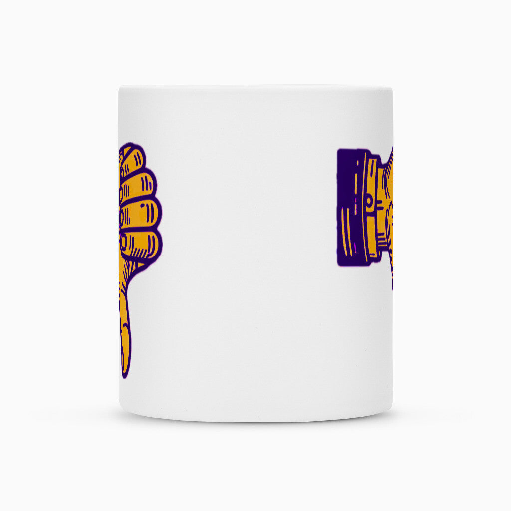 Die Tasse "Daum runter" von MarketPrint ist eine weiße Keramiktasse mit zwei Daumen-runter-Motiven und besonders langlebiger, spülmaschinenfester Duraglaze-Beschichtung.