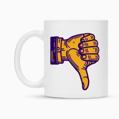 Die MarketPrint Tasse "Daum runter" ist eine weiße Keramik Tasse mit Duraglaze-Beschichtung, die mit einem leuchtend gelben und violetten Daumen nach unten illustriert ist. Diese einzigartige Sublimationstasse ist sowohl stilvoll als auch langlebig.