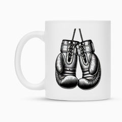 Die Tasse "Box-Handschuhe" von MarketPrint ist eine weiße Keramiktasse mit einer detaillierten Schwarz-Weiß-Skizze von zwei Boxhandschuhen. Sie verfügt über eine Duraglaze Beschichtung für dauerhafte Brillanz.