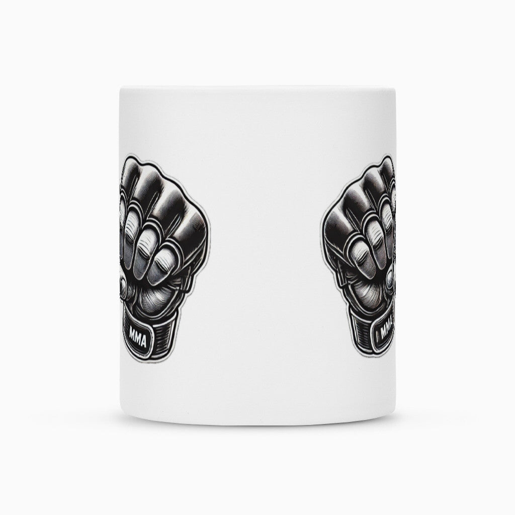 Die Tasse "MMA" von MarketPrint ist eine weiße Keramiktasse mit zwei schwarzen MMA-Handschuh-Illustrationen im Faust-Design. Die Duraglaze-Beschichtung sorgt für brillante Farben und eine spülmaschinenfeste Oberfläche.
