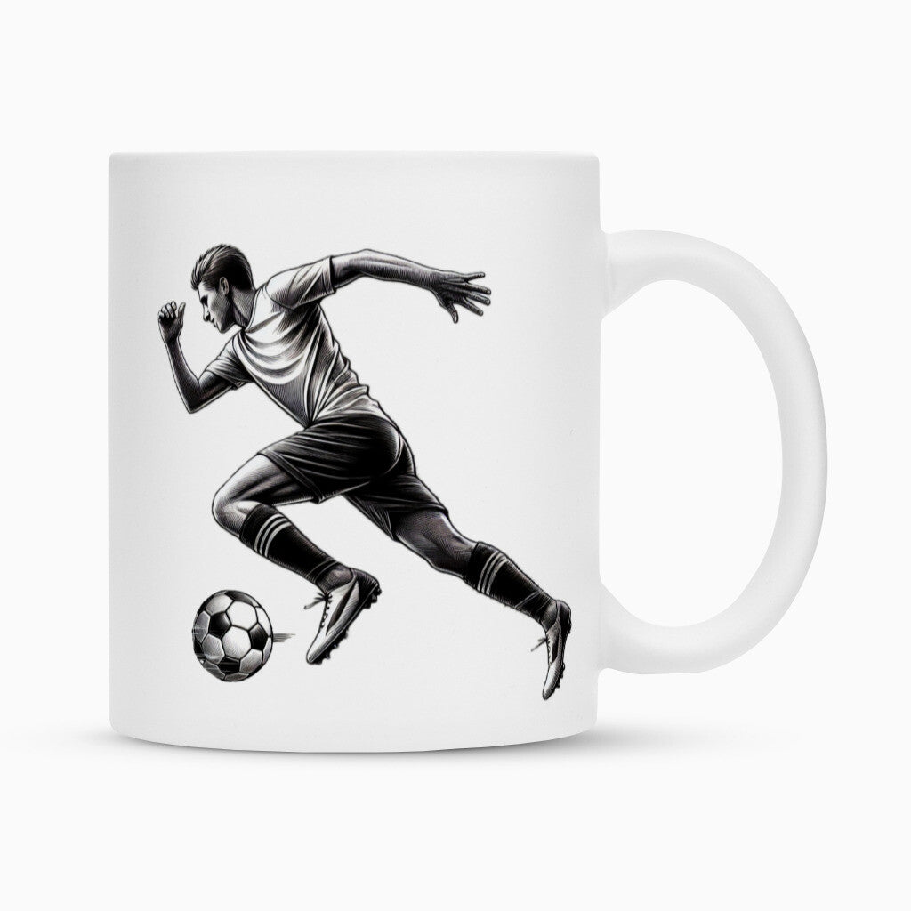 Die MarketPrint Tasse "Fußball" ist eine weiße Keramik Tasse mit Duraglaze-Beschichtung, die eine schwarz-weiße Illustration eines Fußballspielers zeigt, der mit einem Ball läuft.