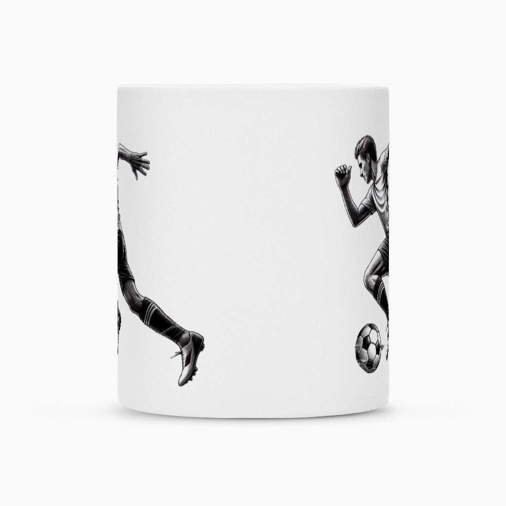 Die MarketPrint Tasse "Fußball" ist eine weiße Keramiktasse mit schwarz-weißen Abbildungen von zwei Fußballspielern - einer kickt einen Ball, der andere läuft -, die teilweise auf den Seiten abgebildet sind.
