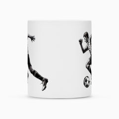 Die MarketPrint Tasse "Fußball" ist eine weiße Keramiktasse mit schwarz-weißen Abbildungen von zwei Fußballspielern - einer kickt einen Ball, der andere läuft -, die teilweise auf den Seiten abgebildet sind.