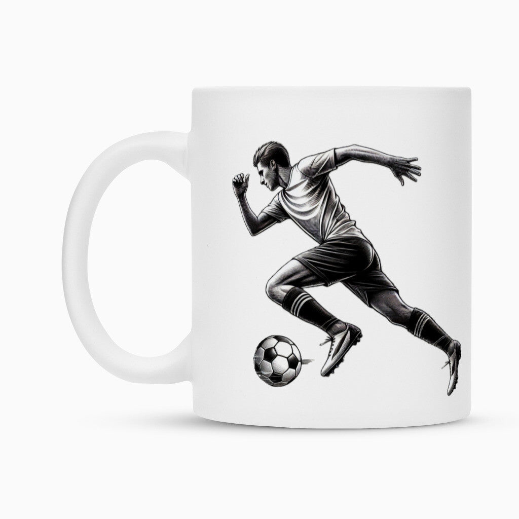 Die Tasse "Fußball" von MarketPrint ist eine weiße Keramiktasse mit schwarz-weißer Fußball-Illustration und langlebiger Duraglaze-Beschichtung - ideal für den täglichen Kaffeegenuss.