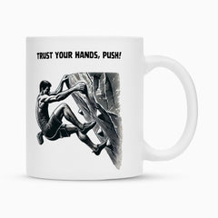 Die MarketPrint Tasse "Bouldern" ist eine weiße Keramik Tasse mit einem lebendigen Mann-Kletter-Felsen-Motiv, das durch Duraglaze-Beschichtung brillant und langlebig wird.