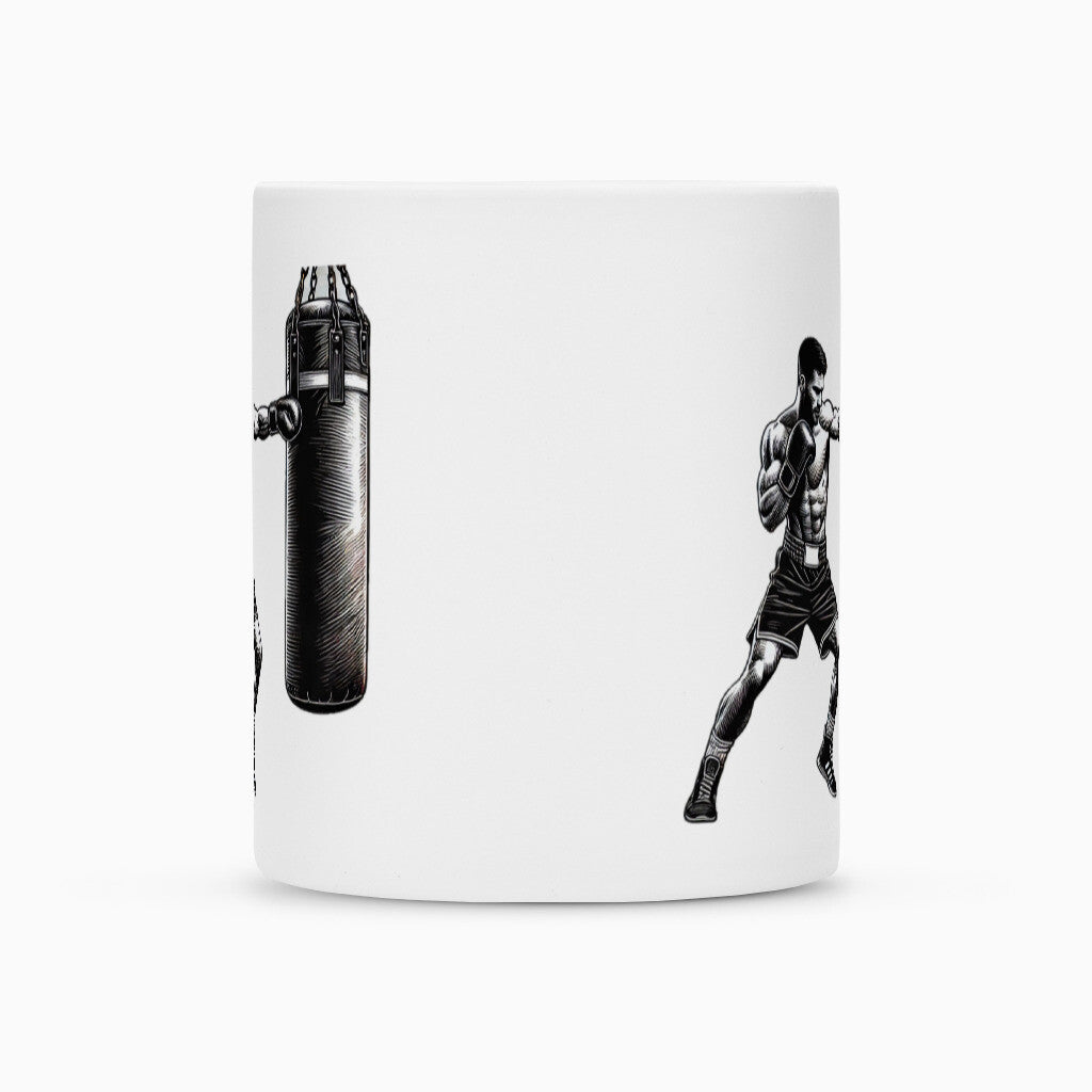 Die Tasse "Boxer" von MarketPrint ist eine weiße Keramiktasse, die einen schwarz-weißen Boxer in Kampfstellung gegenüber einem Boxsack zeigt, mit Abstand auf der Tasse und mit einer robusten Duraglaze-Beschichtung versehen.