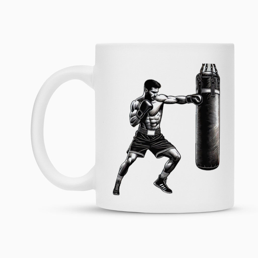 Die MarketPrint Tasse "Boxer" ist eine weiße Keramiktasse mit einer detaillierten Schwarz-Weiß-Illustration eines muskulösen Boxers, der einen Sandsack schlägt - eine haltbare Sublimationstasse, perfekt für Boxfans.