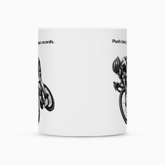 Die MarketPrint Tasse "Radsport" ist eine weiße Keramiktasse mit schwarzen Rennradfahrer-Illustrationen und den Aufdrucken "Break records." und "Push limits." - Perfekt für sportbegeisterte Fans.