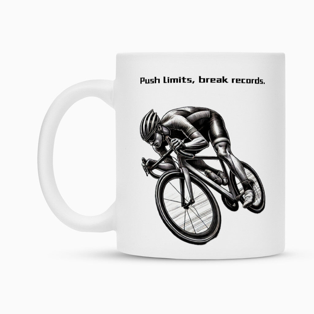 Die MarketPrint Tasse "Radsport" zeigt einen schwarz-weißen Radfahrer in Rennposition mit dem Text "Push limits, break records" über dem Bild.