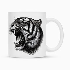Die Tasse "Tiger" von MarketPrint ist eine weiße Keramiktasse mit einer detaillierten schwarz-weißen Tigerkopfillustration und langlebiger Duraglaze-Beschichtung.