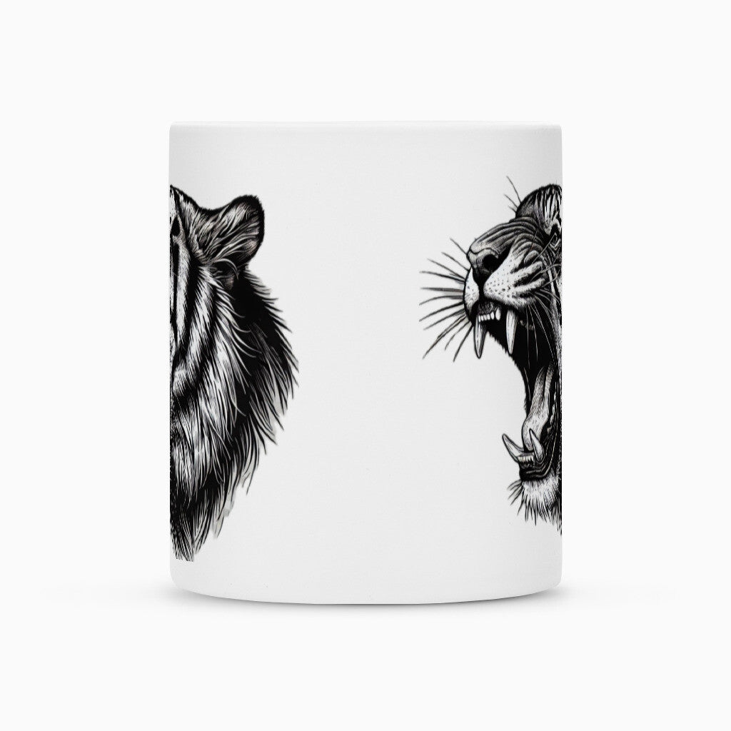 Die MarketPrint Tasse "Tiger" ist ein weißer Becher mit dauerhafter Duraglaze-Beschichtung, auf dessen gegenüberliegenden Seiten ein schwarzer und ein weißer Tigerkopf aufgedruckt sind - ein ruhiger, ein knurrender.