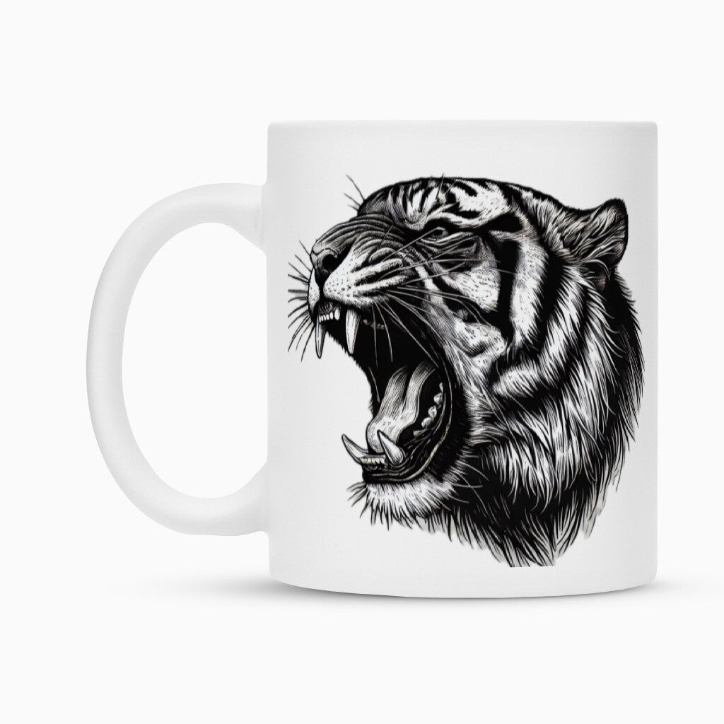 Die MarketPrint Tasse "Tiger" zeichnet sich durch eine detaillierte schwarz-weiße Illustration eines brüllenden Tigers und eine strapazierfähige Duraglaze-Beschichtung aus, die das lebendige Design auch nach vielen Wäschen scharf hält.