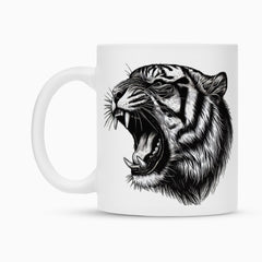 Die MarketPrint Tasse "Tiger" zeichnet sich durch eine detaillierte schwarz-weiße Illustration eines brüllenden Tigers und eine strapazierfähige Duraglaze-Beschichtung aus, die das lebendige Design auch nach vielen Wäschen scharf hält.