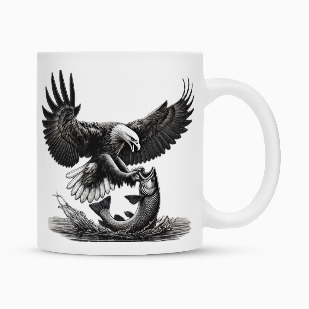 Die Tasse "Adler" von Infinity Merch zeigt eine schwarz-weiße Adler-Illustration mit Fischfang-Motiv und überzeugt durch eine robuste Duraglaze-Beschichtung.