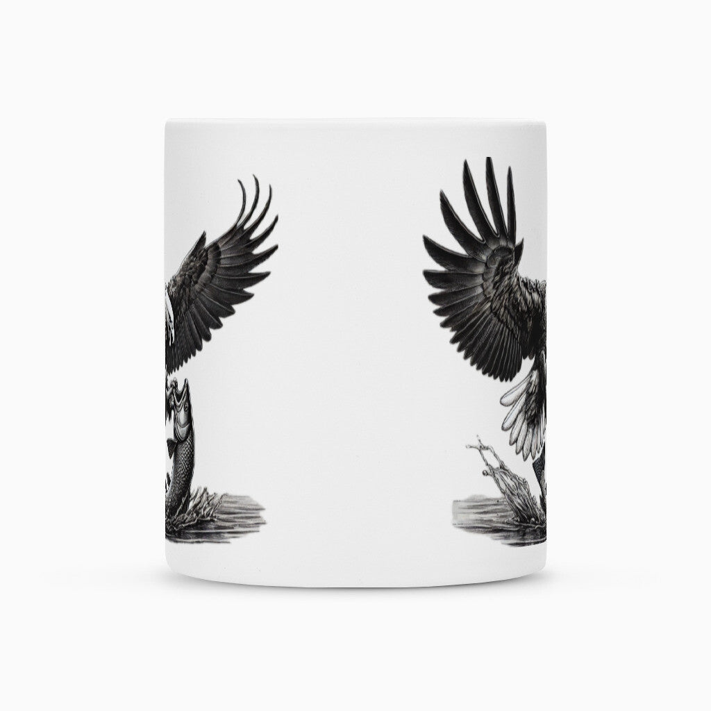 Die Tasse "Adler" von MarketPrint ist ein weißer Keramikbecher mit Duraglaze-Beschichtung, verziert mit zwei detailreichen schwarz-weißen Adler-Motiven mit ausgebreiteten Flügeln auf gegenüberliegenden Seiten und minimalistischem, leerem Zentrum.