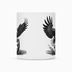 Die Tasse "Adler" von MarketPrint ist ein weißer Keramikbecher mit Duraglaze-Beschichtung, verziert mit zwei detailreichen schwarz-weißen Adler-Motiven mit ausgebreiteten Flügeln auf gegenüberliegenden Seiten und minimalistischem, leerem Zentrum.