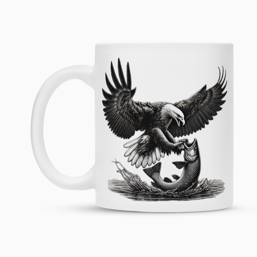 Die Tasse "Adler" von MarketPrint ist eine weiße Keramiktasse mit einem schwarz-weißen Adler, der einen Fisch über dem Wasser fängt. Sie ist mit einer haltbaren Duraglaze-Beschichtung versehen.