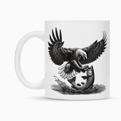 Die Tasse "Adler" von MarketPrint ist eine weiße Keramiktasse mit einem schwarz-weißen Adler, der einen Fisch über dem Wasser fängt. Sie ist mit einer haltbaren Duraglaze-Beschichtung versehen.