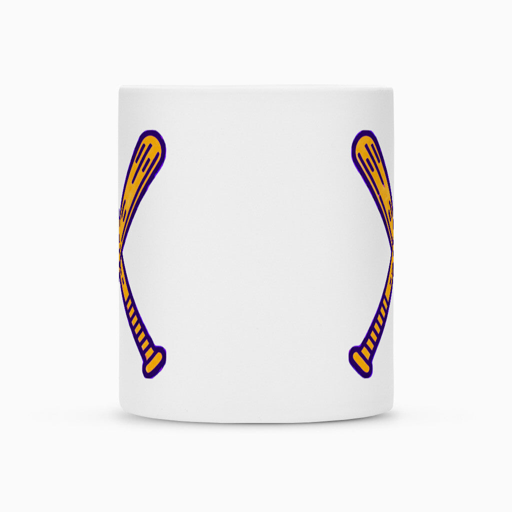 Die Tasse "Baseball" von Infinity Merch ist eine weiße Keramiktasse mit zwei gekreuzten gelben und lila Baseballschlägern auf einer Seite. Seine schlichte weiße Oberfläche macht es ideal als Sublimationstasse für die Personalisierung.