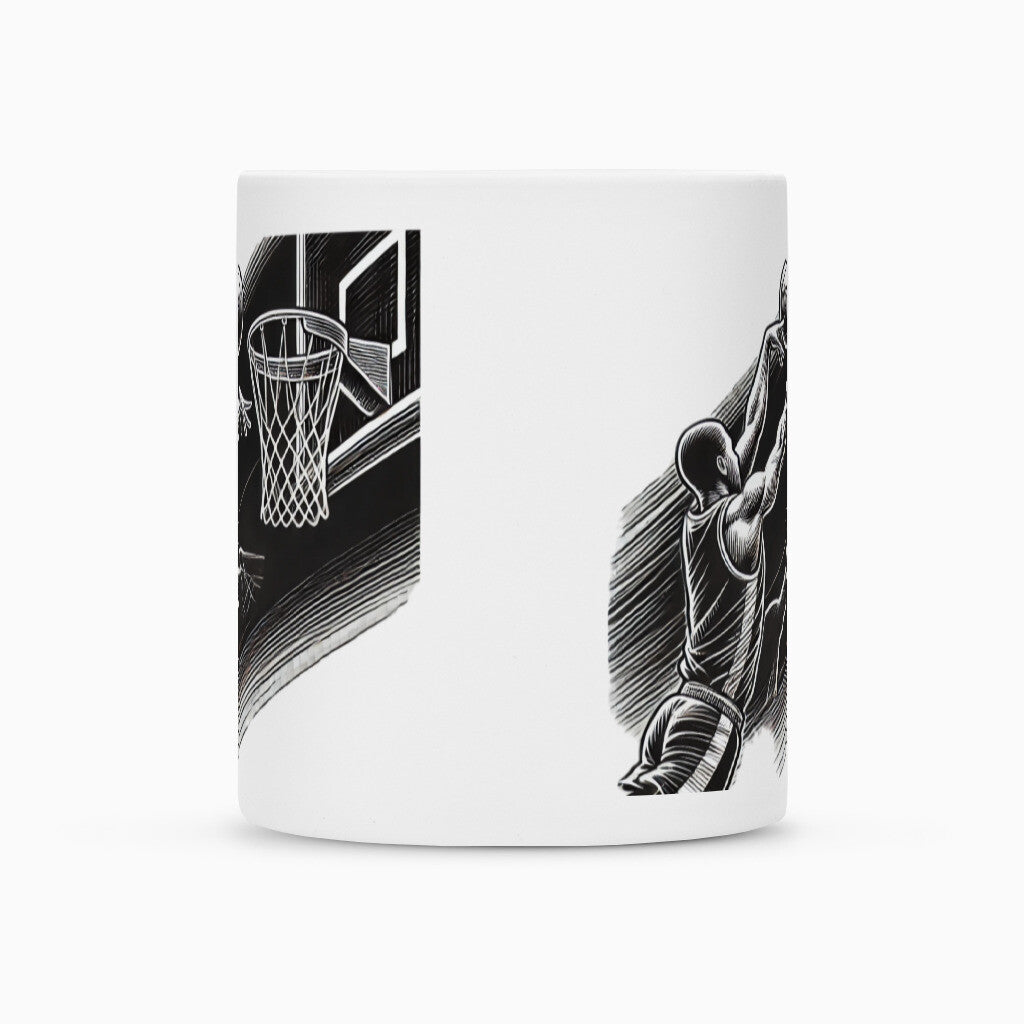 Die Tasse "Basketball" von Infinity Merch ist eine weiße Keramiktasse mit Duraglaze-Beschichtung und zeigt schwarze Illustrationen: einen Basketballkorb auf einer Seite, einen Spieler beim Layup auf der anderen.