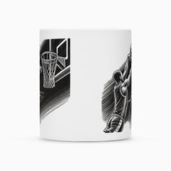 Die Tasse "Basketball" von Infinity Merch ist eine weiße Keramiktasse mit Duraglaze-Beschichtung und zeigt schwarze Illustrationen: einen Basketballkorb auf einer Seite, einen Spieler beim Layup auf der anderen.