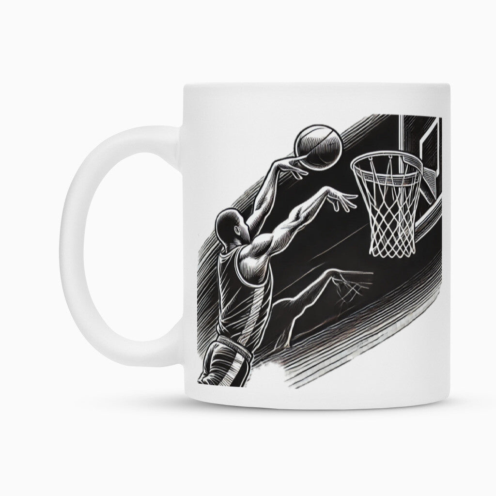 Die Tasse "Basketball" von Infinity Merch ist eine weiße Keramiktasse mit Duraglaze-Beschichtung, verziert mit einer schwarz-weißen Illustration eines Basketballspielers beim Sprung zum Korb.