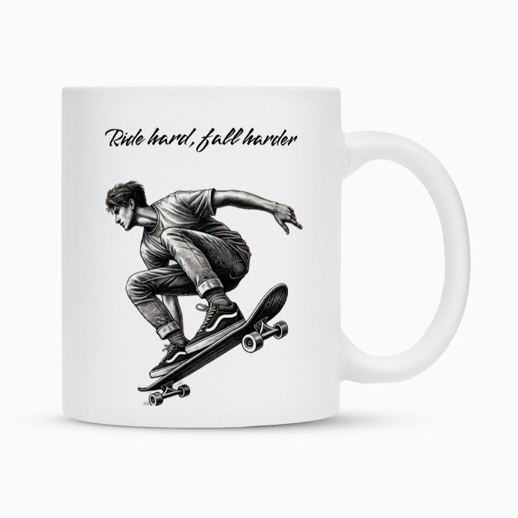 Die Tasse "Skater" von Infinity Merch ist eine weiße Keramiktasse mit schwarz-weißer Skateboard-Trick-Illustration und dem Schriftzug "Ride hard, fall harder" - ideal für Skatefans und Kaffeeliebhaber.