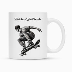 Die Tasse "Skater" von Infinity Merch ist eine weiße Keramiktasse mit schwarz-weißer Skateboard-Trick-Illustration und dem Schriftzug "Ride hard, fall harder" - ideal für Skatefans und Kaffeeliebhaber.