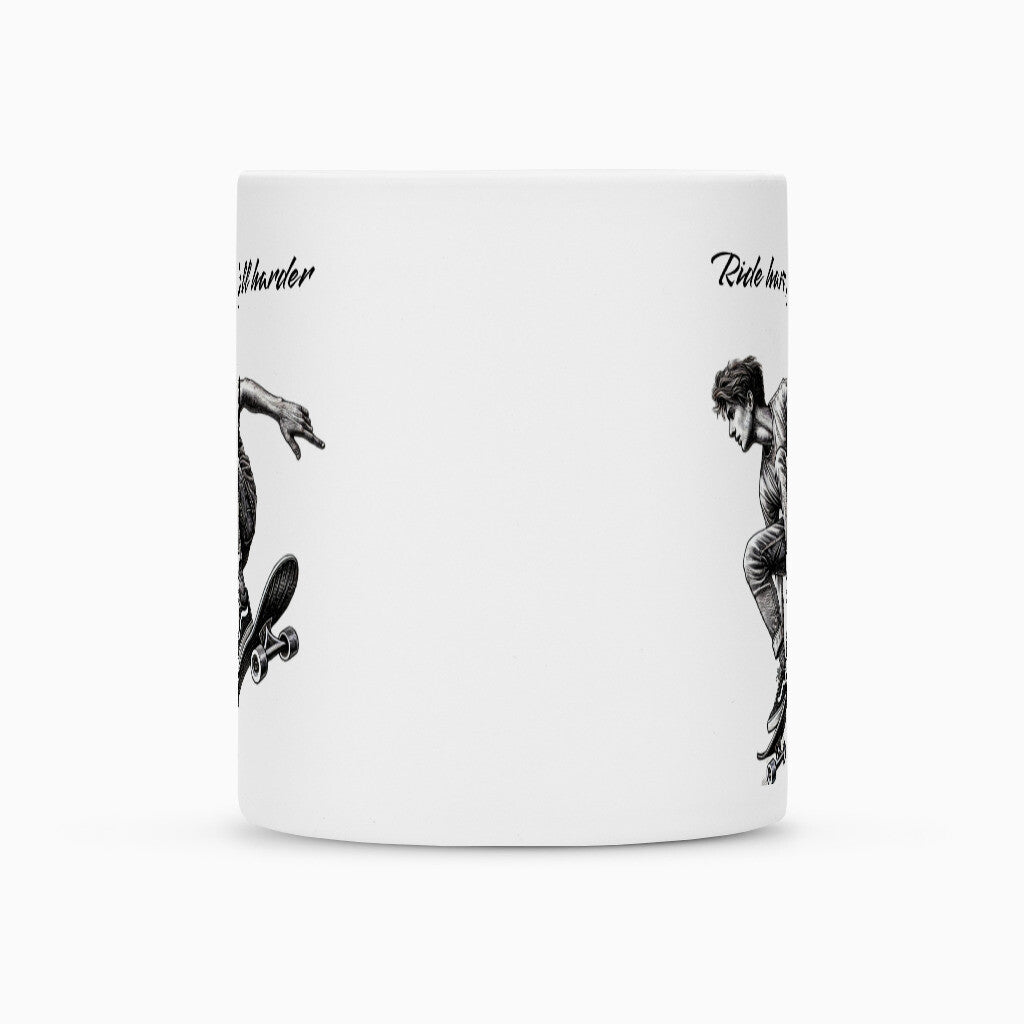 Die Tasse "Skater" von Infinity Merch ist weiß und zeigt schwarz-weiße Skateboarder-Illustrationen auf beiden Seiten. Am oberen Rand steht teilweise der Slogan "Ride harder and Ride ha...", während die Figuren in Aktion sind.