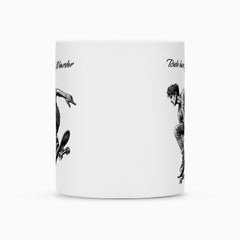 Die Tasse "Skater" von Infinity Merch ist weiß und zeigt schwarz-weiße Skateboarder-Illustrationen auf beiden Seiten. Am oberen Rand steht teilweise der Slogan "Ride harder and Ride ha...", während die Figuren in Aktion sind.