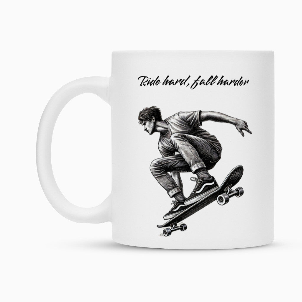 Die "Skater" Tasse von Infinity Merch: weiße Keramiktasse mit schwarzem Skateboarder-Illustration und Spruch "Ride hard, fall harder". Ideal als stylische Sublimationstasse für coole Kaffeepausen.