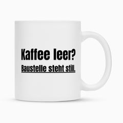 Die Infinity Merch Tasse "Kaffee" ist eine weiße Keramik Sublimationstasse mit schwarzem Text: "Kaffee leer? Baustelle steht still." Sie wird auf einem schlichten weißen Hintergrund dargestellt.