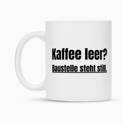Die Infinity Merch Tasse "Kaffee" aus weißer Keramik zeigt fett gedruckt "Kaffee leer? Baustelle steht noch." Unterstrichenes Highlight, besonders robust durch Duraglaze-Beschichtung.