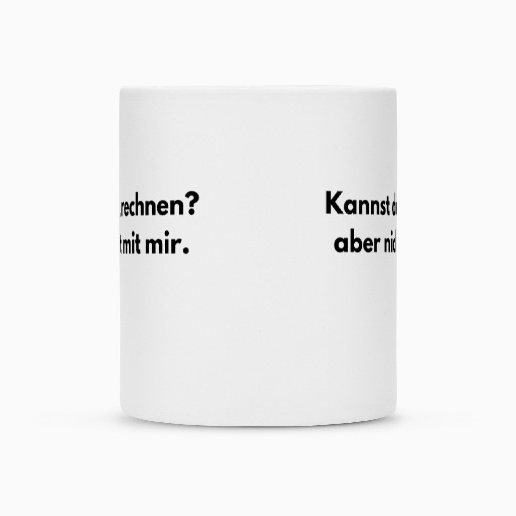 Die weiße Tasse "Rechnen" von Infinity Merch zeigt schwarzen, teilweise sichtbaren deutschen Text auf beiden Seiten und wird vor schlichtem weißem Hintergrund präsentiert.