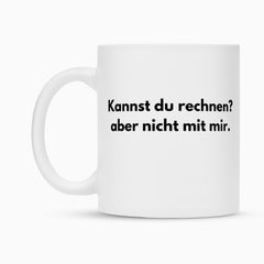 Die Tasse "Rechnen" von Infinity Merch: Weiße Keramiktasse mit der Aufschrift "Kannst du rechnen? aber nicht mit mir." in schwarzen Buchstaben, langlebige Duraglaze-Beschichtung, hochwertige Sublimation.