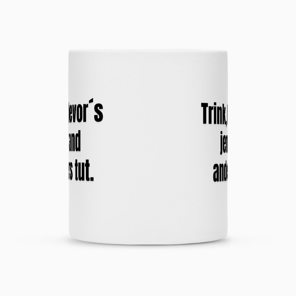 Die Infinity Merch Tasse "Trink" ist in Weiß abgebildet, wobei der Griff verdeckt ist. Der fette schwarze Text erscheint an den Rändern, ist aber nicht vollständig sichtbar, was sie zu einer idealen Sublimationstasse für individuelle Designs macht.