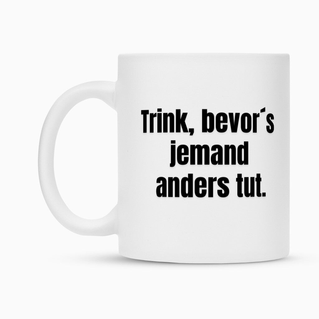 Die Infinity Merch Tasse "Trink" ist eine weiße Keramik Tasse mit schwarzem, zentriertem deutschen Text: Trink, bevors jemand anders tut. Eine stilvolle Sublimationstasse für Ihre Sammlung.