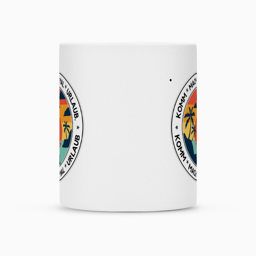 Die Infinity Merch Tasse "Urlaub" ist eine weiße Keramiktasse mit zwei identischen Logos - Palmen, ein Sonnenuntergang und "Komm mach mal Urlaub" - die teilweise auf beiden Seiten abgebildet sind. Mit Duraglaze-Beschichtung für dauerhafte Brillanz.
