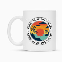 Die Tasse "Urlaub" von Infinity Merch aus weißer Keramik zeigt ein farbenfrohes Sunset-, Palmen- und Ozeanmotiv sowie den Spruch "Komm Mach Mal Urlaub". Die hochwertige Duraglaze-Beschichtung sorgt für dauerhaft brillante Farben.