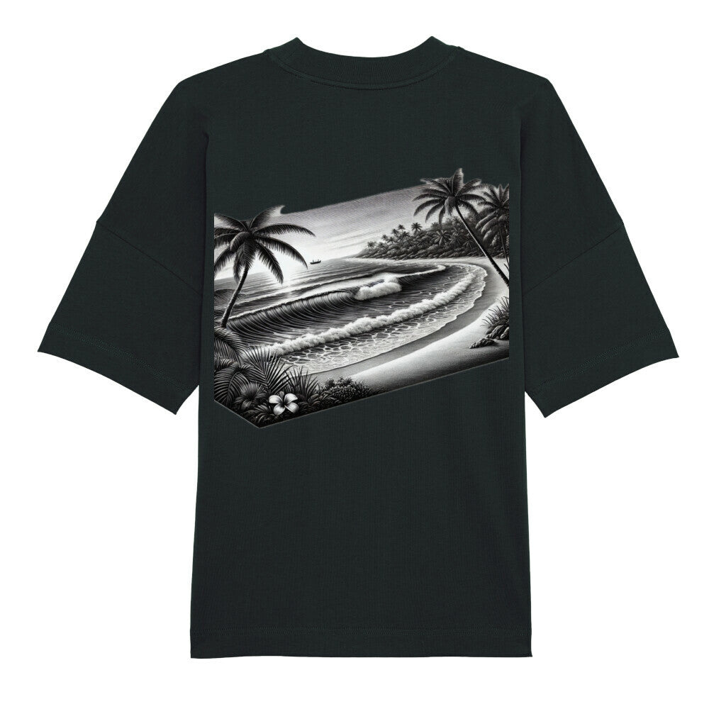 Das Infinity Merch Premium Oversize Blast "Strand" T-Shirt besteht aus Bio-Baumwolle und zeigt vorne einen rechteckigen Schwarz-Weiß-Print einer tropischen Strandlandschaft mit Palmen, Wellen und Vegetation.